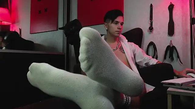 Joseph  Quinn online show from 02.02.25