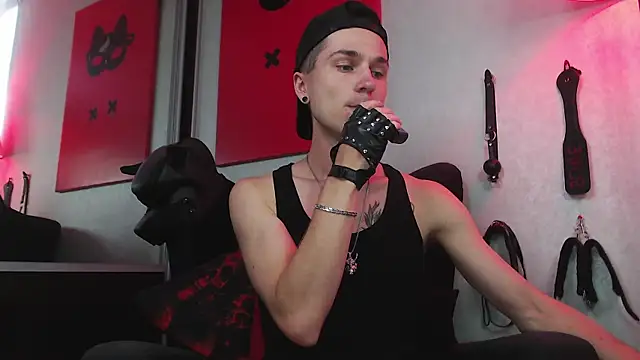 Joseph  Quinn online show from 02.14.25