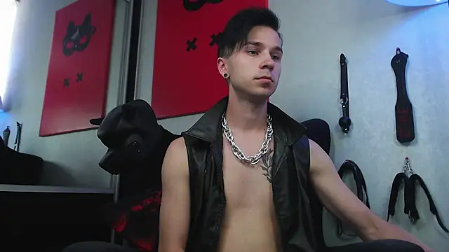 Joseph  Quinn online show from 02.16.25