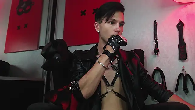 Joseph  Quinn online show from 02.20.25