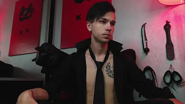 Joseph  Quinn online show from 02.27.25