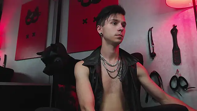 Joseph  Quinn online show from 03.02.25