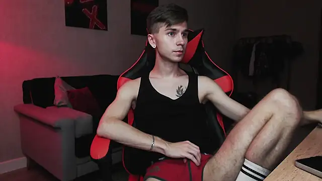 Joseph  Quinn online show from 10.20.25