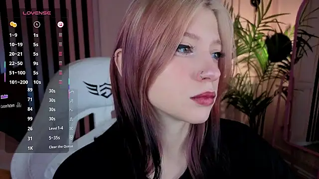 Snapshot of arielabradberry chatting on 10.09.25 arielabradberry online show from 10.09.25