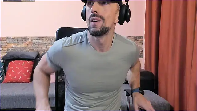 HotHunkTrainer online show from 02.24.25