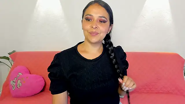 Snapshot of jessamond chatting on 10.11.25 jessamond online show from 10.11.25