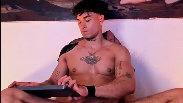 Snapshot of Thomas_Fit1 chatting on 01.21.25 Thomas Fit1 online show from 01.21.25