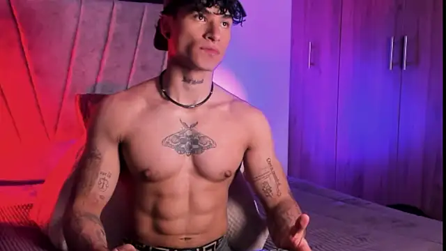 Snapshot of Thomas_Fit1 chatting on 10.15.25 Thomas Fit1 online show from 10.15.25