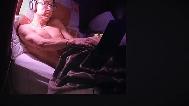 Snapshot of YouLikeBigDick9 chatting on 01.31.25 YouLikeBigDick9 online show from 01.31.25