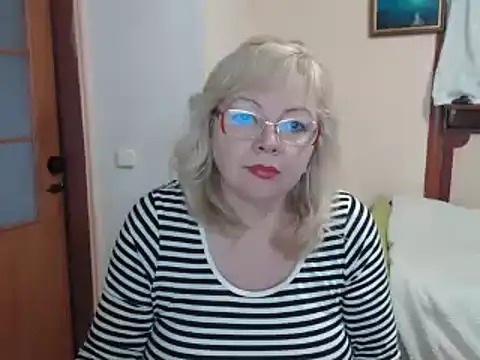 Snapshot of EvelynLoveShy chatting on 12.24.24 EvelynLoveShy online show from 12.24.24