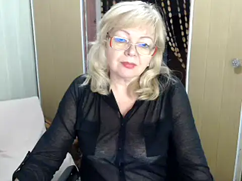 Snapshot of EvelynLoveShy chatting on 12.31.24 EvelynLoveShy online show from 12.31.24