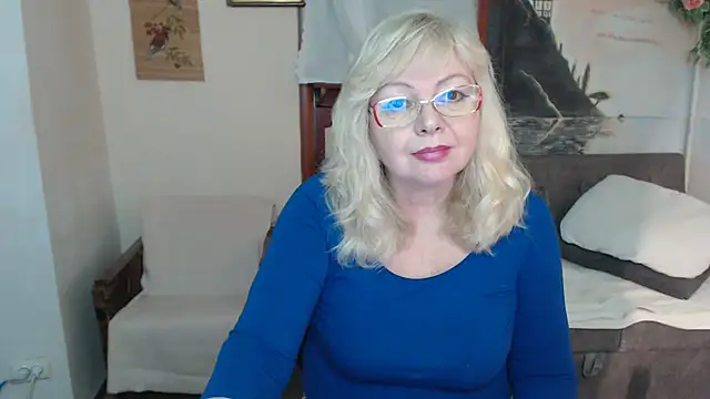 Snapshot of EvelynLoveShy chatting on 11.13.25 EvelynLoveShy online show from 11.13.25