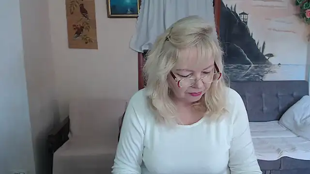 Snapshot of EvelynLoveShy chatting on 11.14.25 EvelynLoveShy online show from 11.14.25