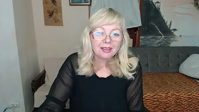 Snapshot of EvelynLoveShy chatting on 11.22.25 EvelynLoveShy online show from 11.22.25