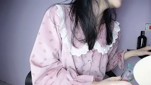 Snapshot of Baenee chatting on 01.12.25 Baenee online show from 01.12.25