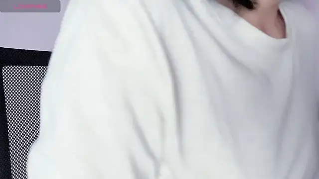 Snapshot of Baenee chatting on 10.25.25 Baenee online show from 10.25.25