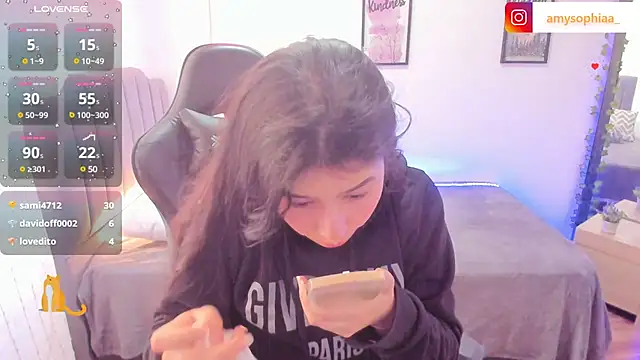 Snapshot of Amy_joones chatting on 01.20.25 Amy joones online show from 01.20.25