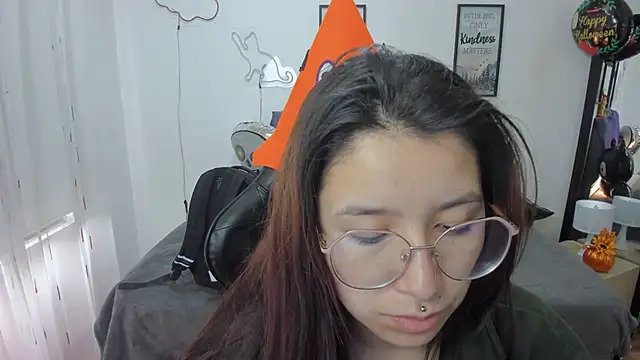 Snapshot of Amy_joones chatting on 10.27.25 Amy joones online show from 10.27.25