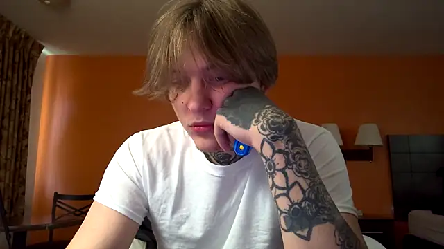 Snapshot of loganwheaton19 chatting on 01.23.25 loganwheaton19 online show from 01.23.25