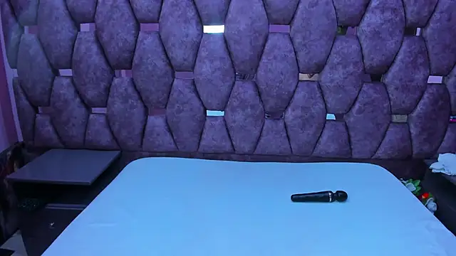 Snapshot of AlaSmith chatting on 12.02.25 AlaSmith online show from 12.02.25