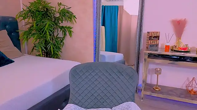 Snapshot of MichelleReys chatting on 11.07.25 MichelleReys online show from 11.07.25