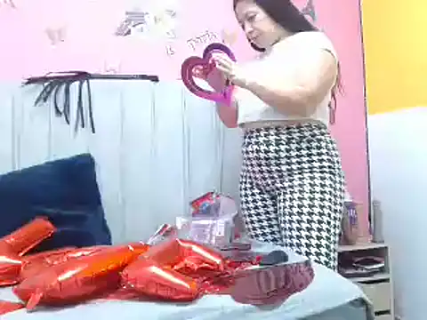 Snapshot of monickhot303av chatting on 02.14.25 monickhot303av online show from 02.14.25