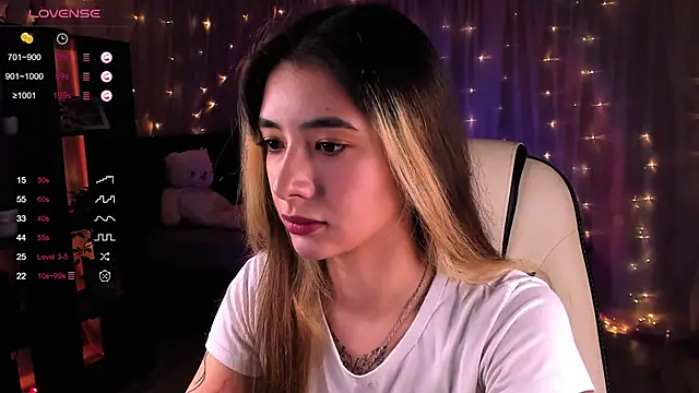 Snapshot of DarlaLike chatting on 12.15.24 DarlaLike online show from 12.15.24