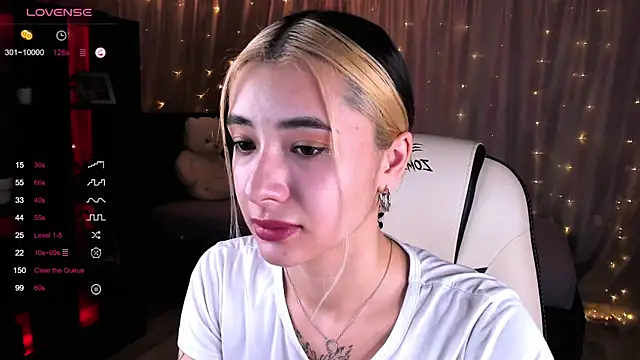 Snapshot of DarlaLike chatting on 02.05.25 DarlaLike online show from 02.05.25