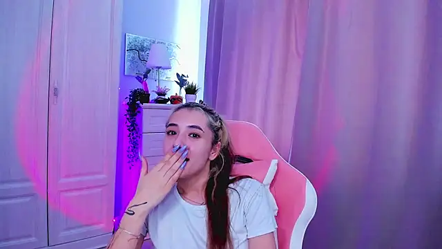 Snapshot of DarlaLike chatting on 02.22.25 DarlaLike online show from 02.22.25