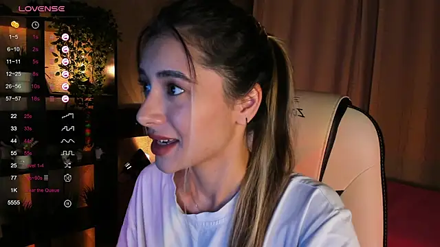 Snapshot of DarlaLike chatting on 09.28.25 DarlaLike online show from 09.28.25