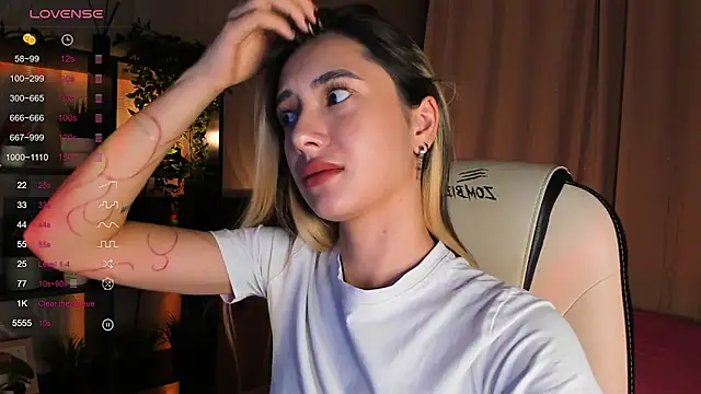 Snapshot of DarlaLike chatting on 09.30.25 DarlaLike online show from 09.30.25