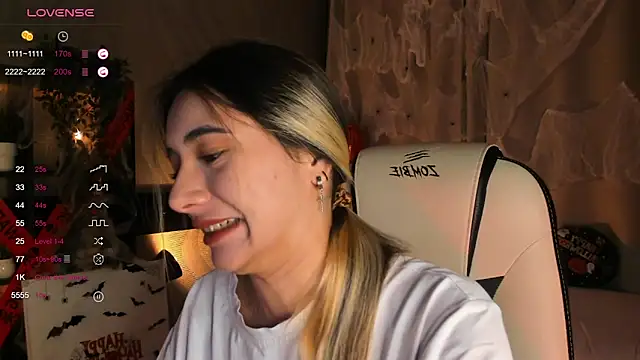 Snapshot of DarlaLike chatting on 10.18.25 DarlaLike online show from 10.18.25