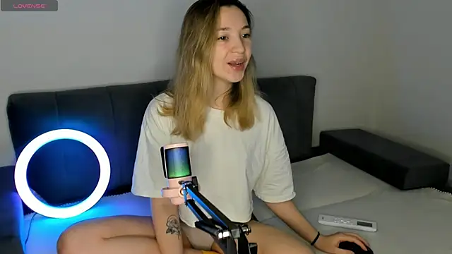 MiaThaine online show from 02.15.25