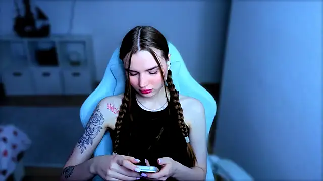 Snapshot of StellaLawless chatting on 11.23.25 StellaLawless online show from 11.23.25