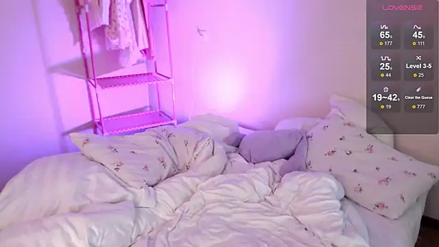 KatieMelone online show from 10.10.25