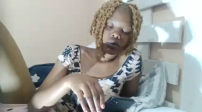 Snapshot of tropicalesen chatting on 01.10.25 tropicalesen online show from 01.10.25