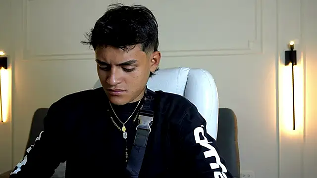 Snapshot of Paradise_boy_s chatting on 02.08.25 Paradise boy s online show from 02.08.25