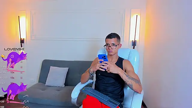 Snapshot of Paradise_boy_s chatting on 02.05.26 Paradise boy s online show from 02.05.26