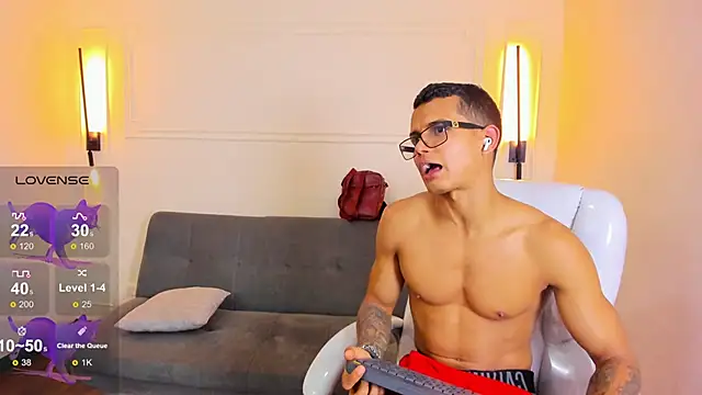 Snapshot of Paradise_boy_s chatting on 02.20.26 Paradise boy s online show from 02.20.26