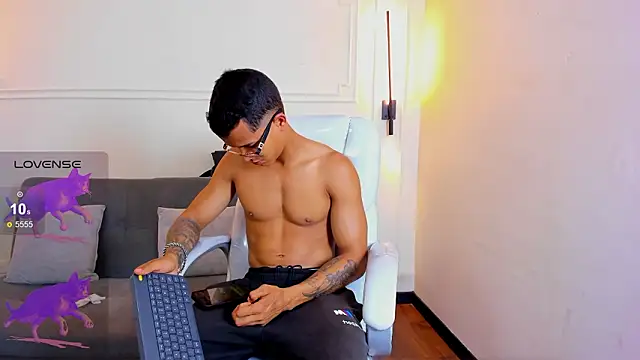 Snapshot of Paradise_boy_s chatting on 02.28.26 Paradise boy s online show from 02.28.26