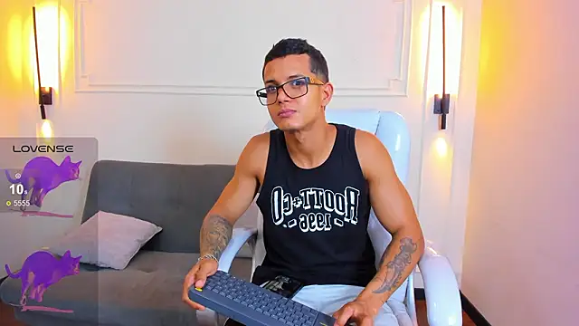 Snapshot of Paradise_boy_s chatting on 03.03.26 Paradise boy s online show from 03.03.26