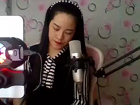 Snapshot of Nana-68 chatting on 02.13.25 Nana-68 online show from 02.13.25