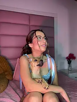 Snapshot of little-Emma chatting on 01.11.25 little-Emma online show from 01.11.25