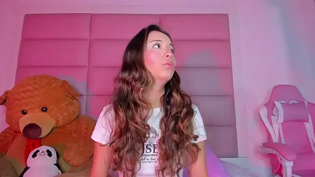 Snapshot of little-Emma chatting on 03.02.25 little-Emma online show from 03.02.25