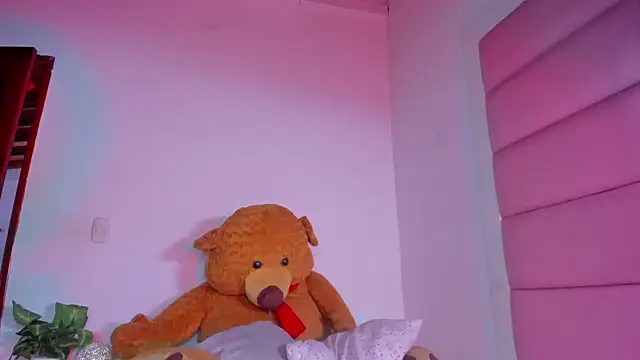 Snapshot of little-Emma chatting on 09.13.25 little-Emma online show from 09.13.25