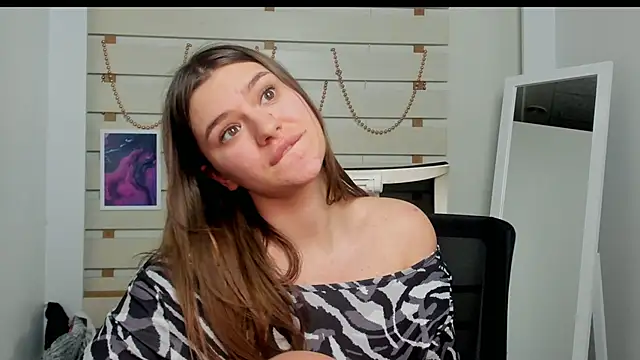 Josephine Kiss online show from 02.05.25