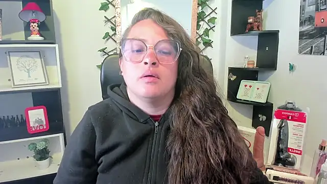 SaraThomso online show from 10.04.25