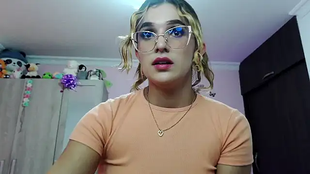 Snapshot of caroline_jonson chatting on 03.05.25 caroline jonson online show from 03.05.25