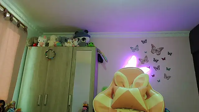 caroline jonson online show from 04.21.26