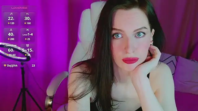 Snapshot of AndreaAshton chatting on 12.12.24 AndreaAshton online show from 12.12.24